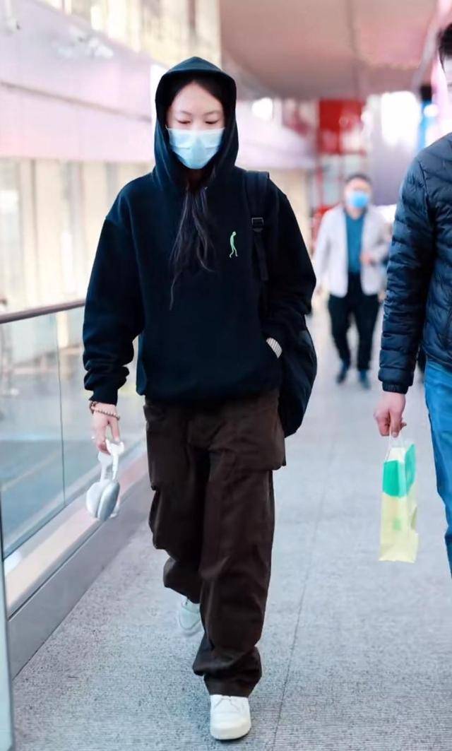 当窦靖童留起了长发,再戴上只露出两只眼睛的口罩和卫衣帽子的时候,还