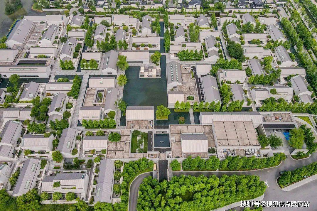 园区内有阿丽拉乌镇酒店,维也纳国际酒店(乌镇店),专家楼可供选择.