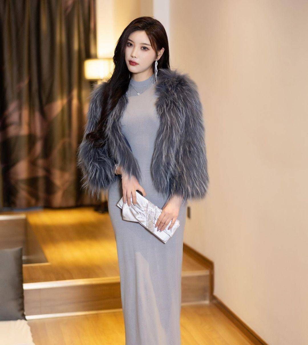 杨晨晨穿搭曝光:灰色紧身裙 露肩带,时尚感惊艳!_配饰_魅力_时装