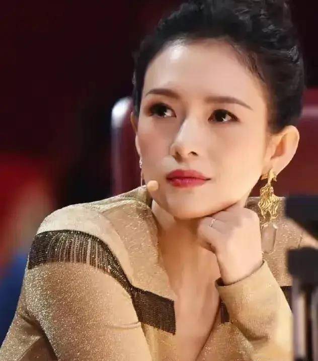 章子怡,曾在好莱坞拍戏,考虑到美国国籍政策,在美国为孩子出生,使其