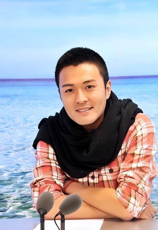 后,12年不谈恋爱没有绯闻,47岁娶旺夫妻子后爆红_于小伟_吴小伟_事业