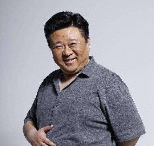 梁冠华:难得的戏剧天才,北京人艺台柱子,如今给"燕双鹰"作配