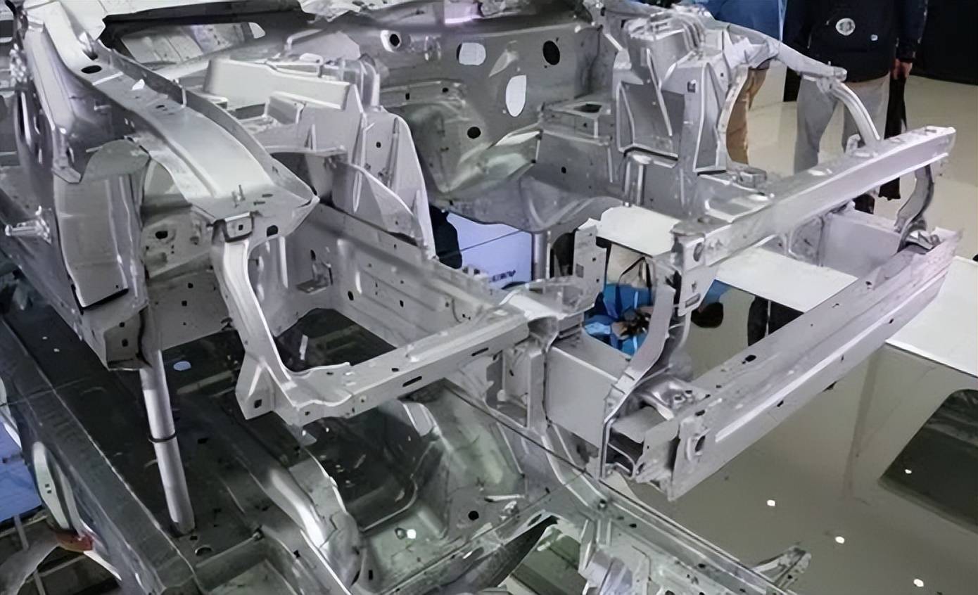 半承载式车身有个别越野车用过,比如三菱帕杰罗,其体现出的优势就是轻