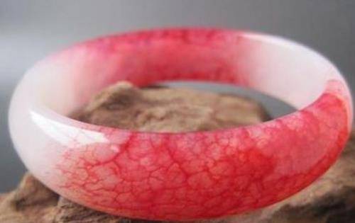 为血色玉沁人们有多疯狂:塞羊腿三年后取玉,抹上麒麟竭用火烧!