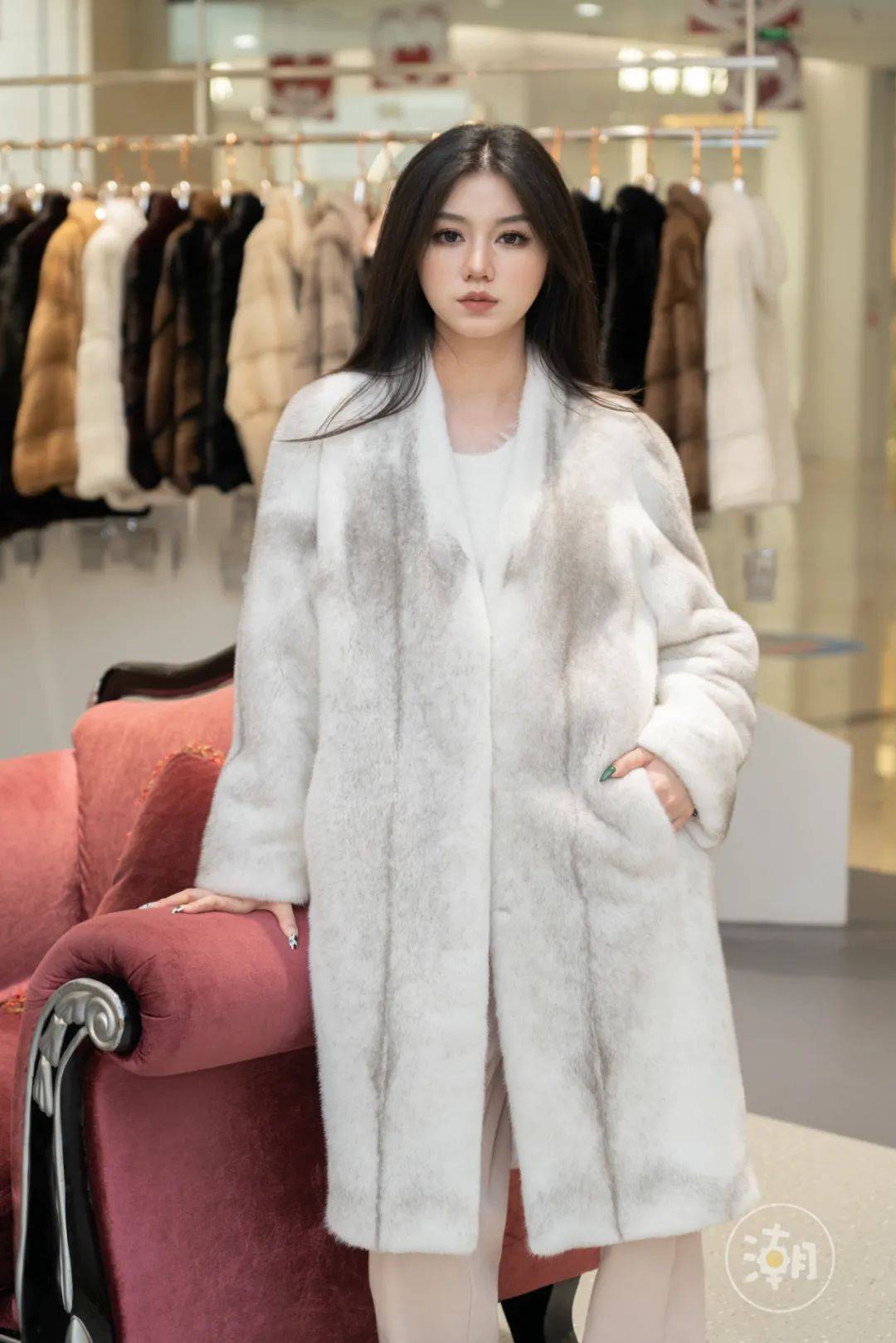 梦莎夫人重工狐狸毛编织外套,外观立体丰盈,层次分明,不挑皮的咖色加