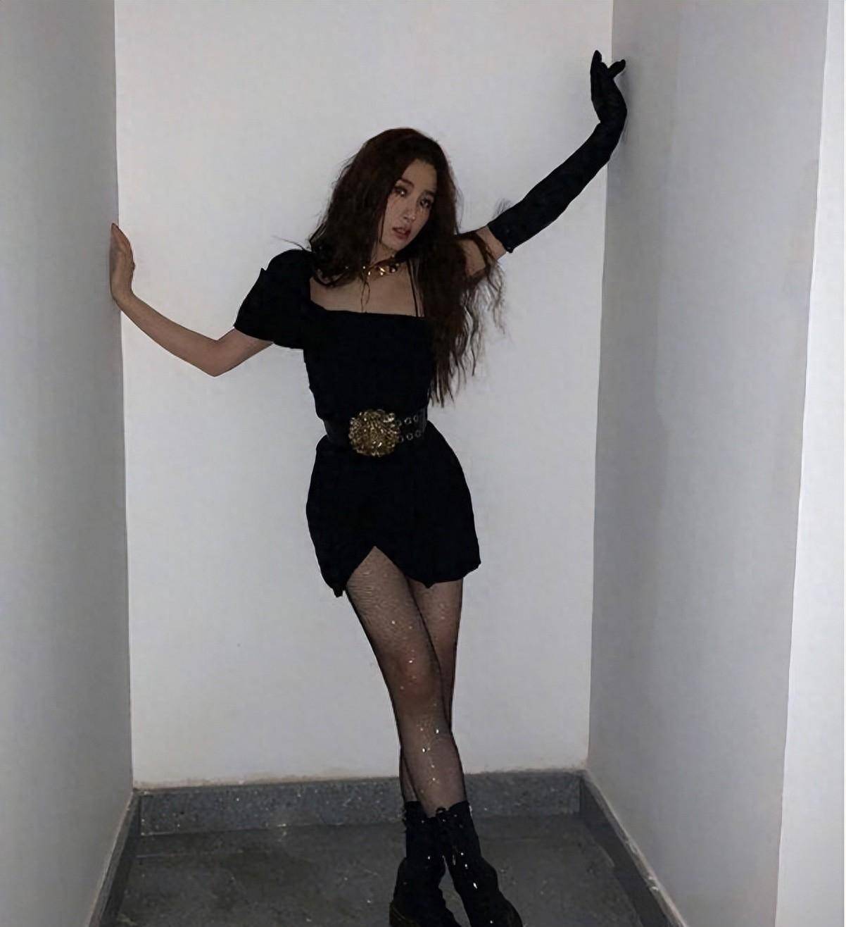 虞书欣越来越养眼了,黑色渔网丝袜搭配紧身连衣裙秒变少妇!