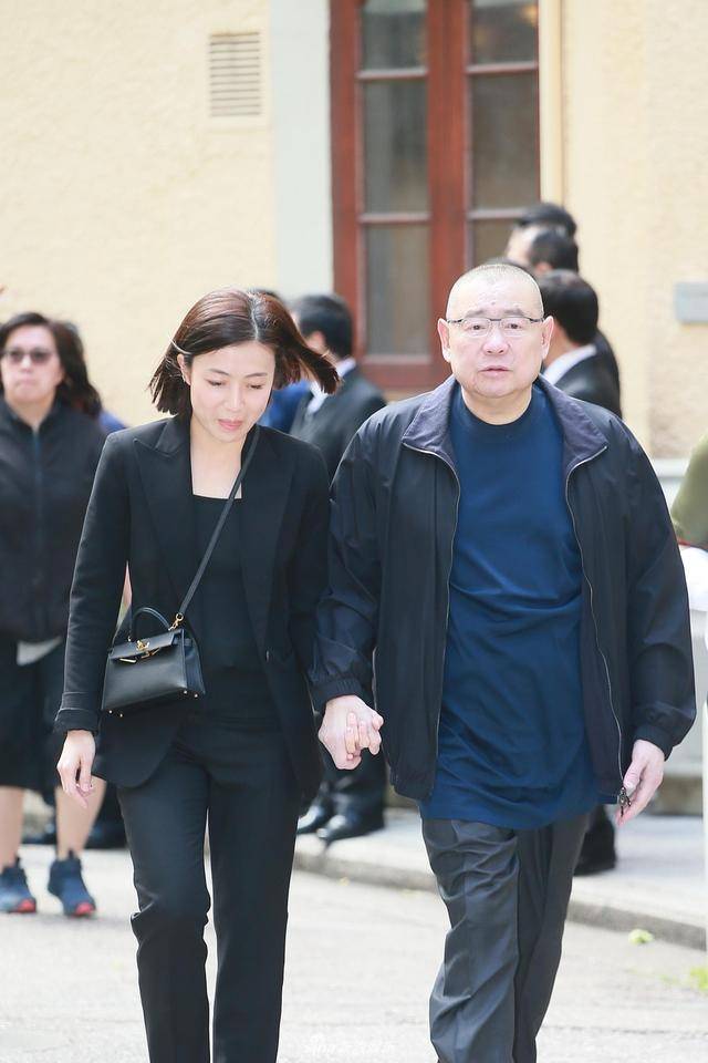 72岁刘銮雄改遗嘱后忙哄甘比,带娇妻看黎明演唱会,合影难掩疲惫_精神