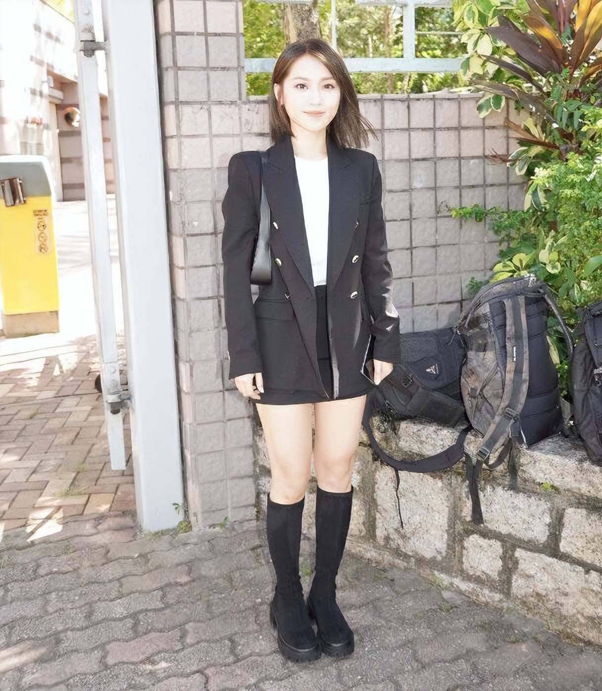 tvb小花疑有意离巢,因卷入丑闻遭雪藏,幼时曾跟母亲乞讨为生_林颖