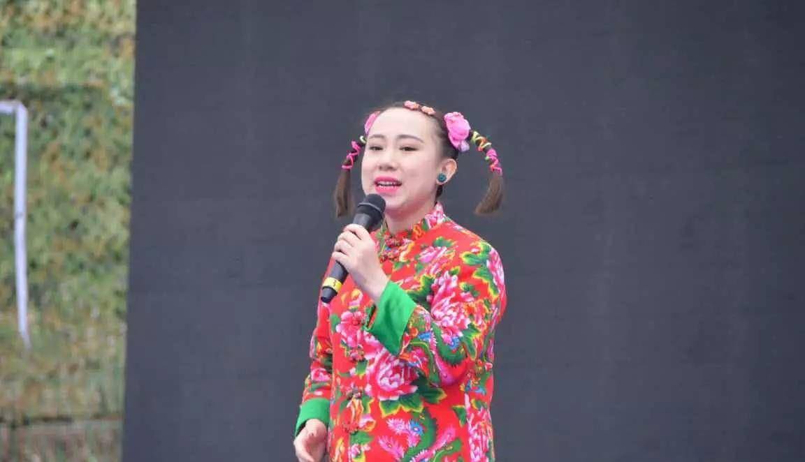 正当我对着舞台上的演员们饶有兴致时,一个搞笑的小品开始了.