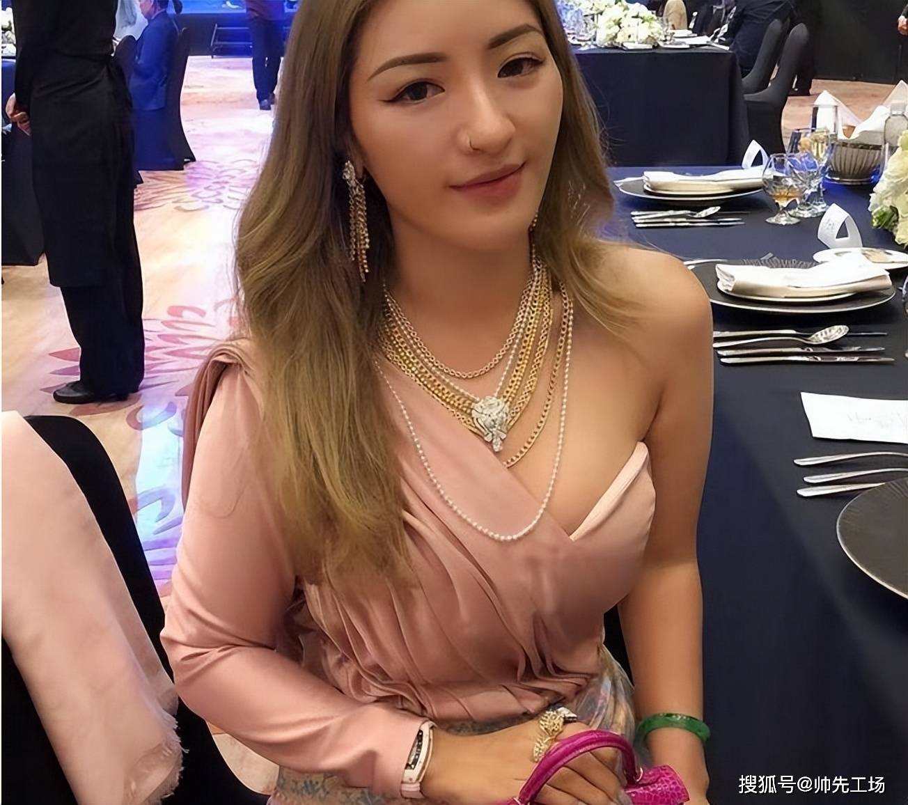 缅军直升机跑了,貌美如花,心如蛇蝎的缅北四大女魔头已经害怕了_白应