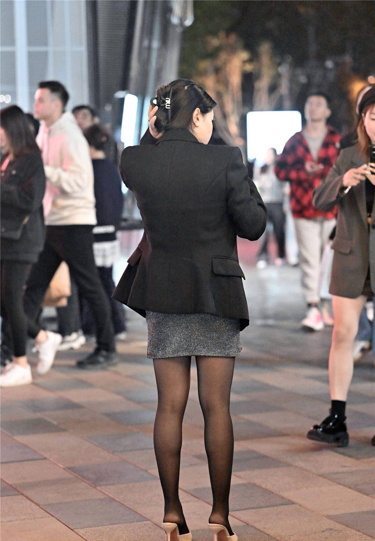 到了秋季,好多女子搭配丝袜,可以穿着高跟鞋来衬托自己_风格_黑色