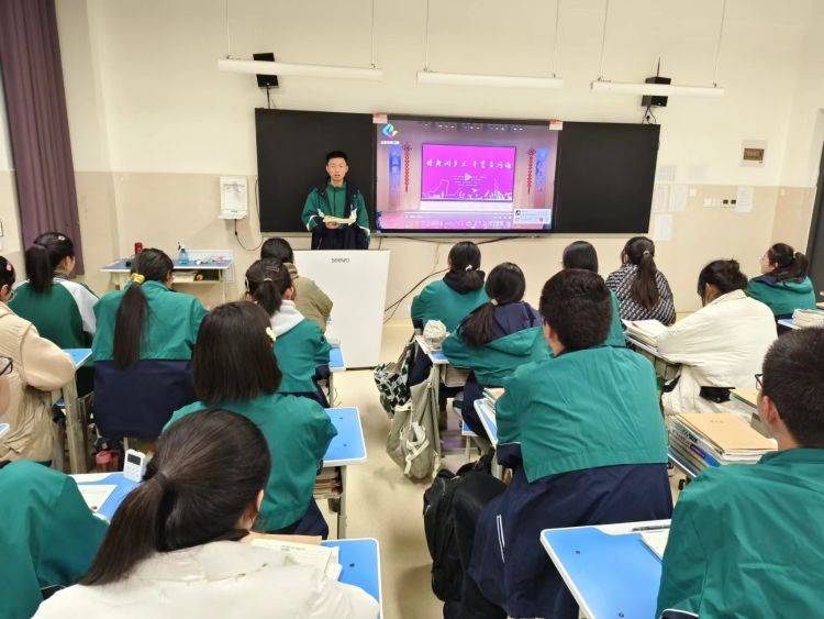 菏泽市定陶区博文外国语实验学校观看齐鲁黄河颂