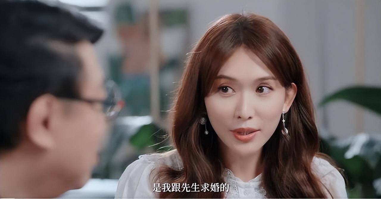 林志玲日本被偶遇,变土变胖,一身行头超4万,对老公太卑躬屈膝