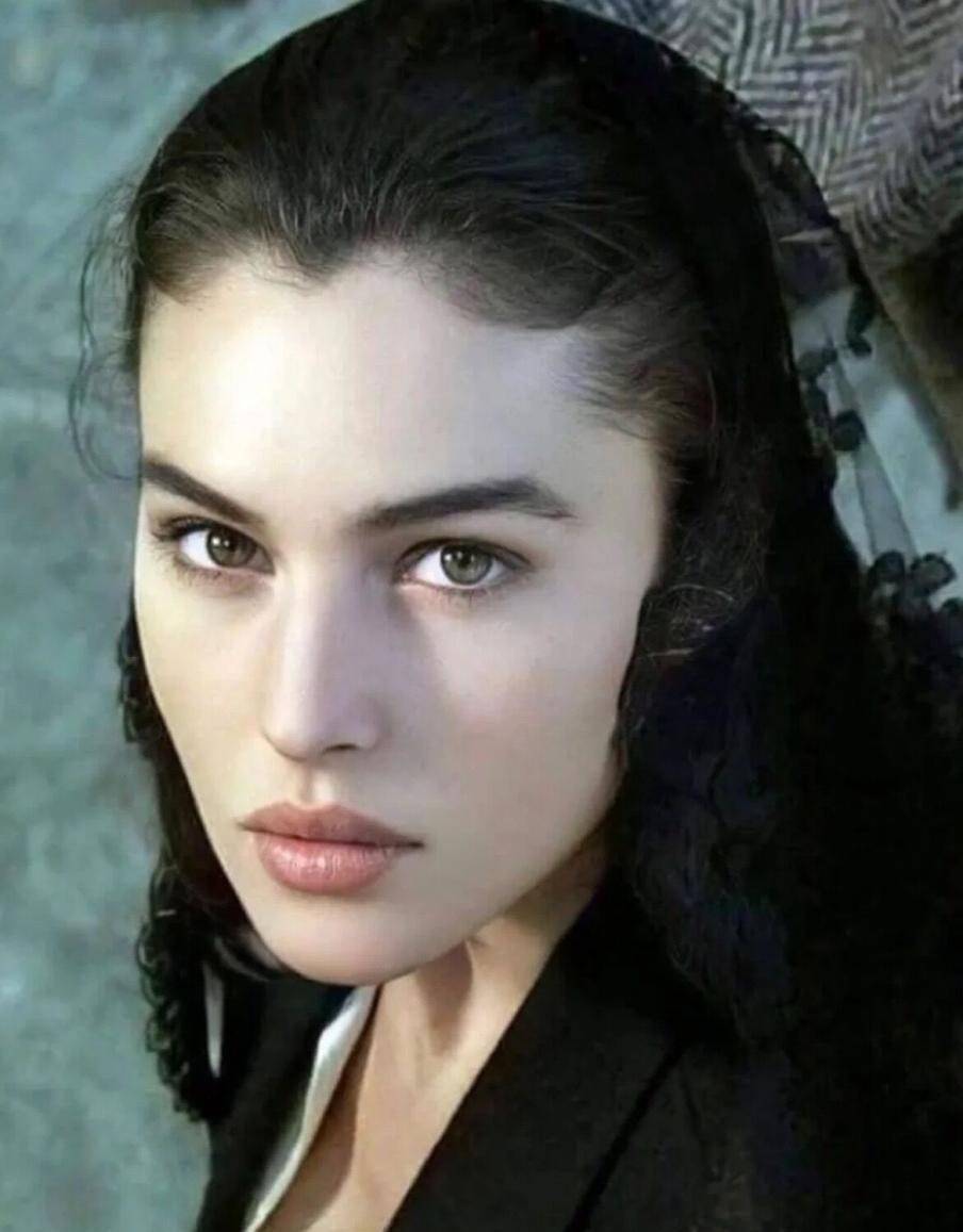 "球花"年过半百也时髦,穿黑衣潇洒老去,虽发福却比谁都优雅_莫妮卡