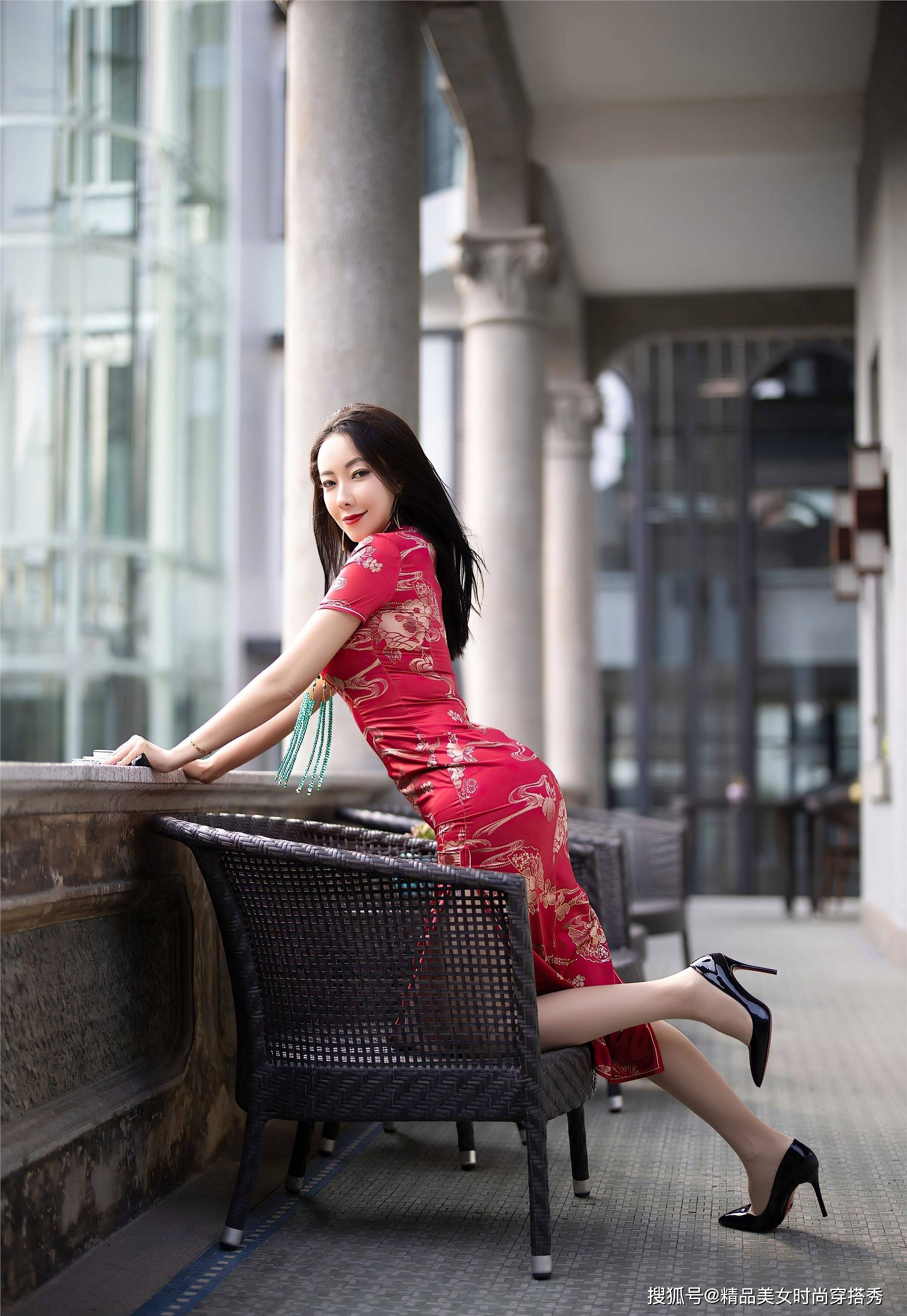 红色旗袍连衣裙热情洋溢,搭配黑色高跟鞋性感迷人彰显女性魅力