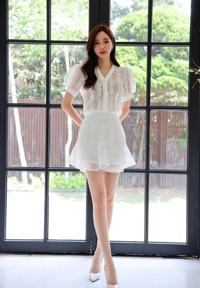 韩国美女孙允珠穿搭螺纹水波刺绣炫花古典花褶裙,太爱了_设计_时尚