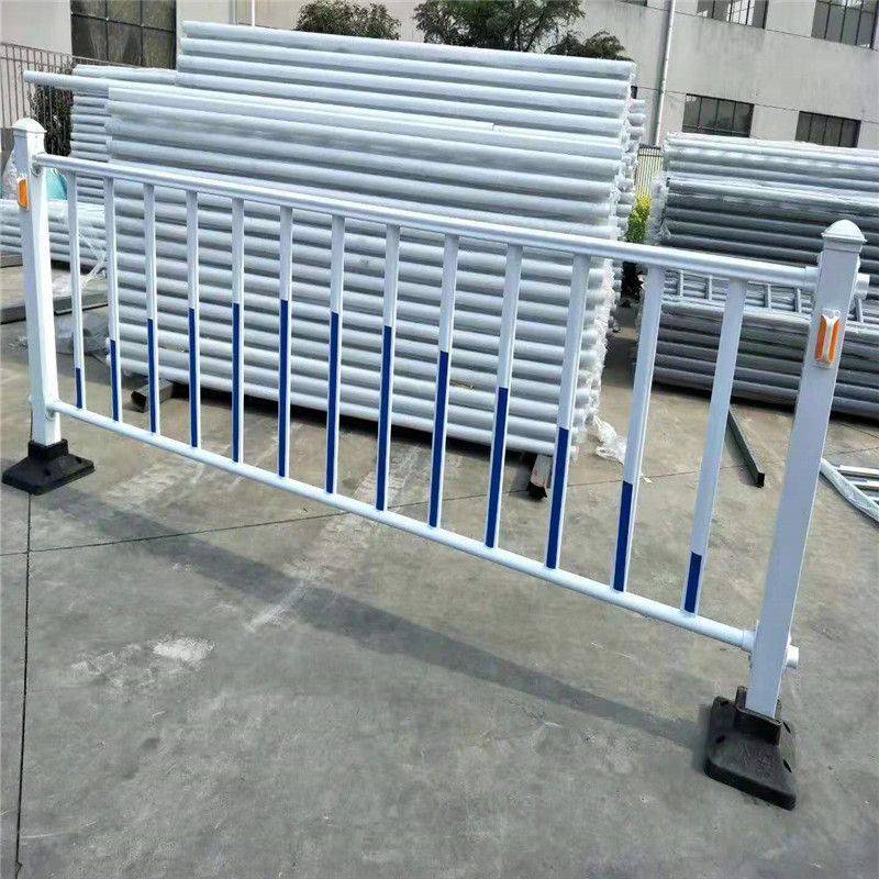 市政道路中间隔离护栏 城市道路隔离栏 道路隔离防护栏_围栏_车辆
