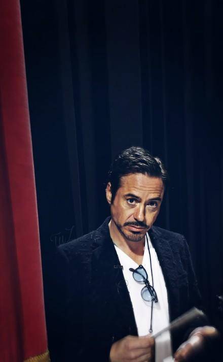 中年小罗伯特唐尼发福了,黑白色毛衣休闲风十足,时尚不分年龄_罗伯特