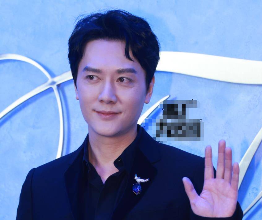 冯绍峰也已经很老了.你感觉自己就像一个几乎比你的眼睛还大的袋子.