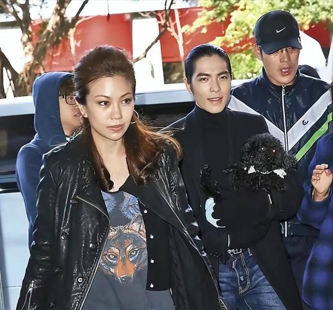 萧敬腾50岁女友不简单!