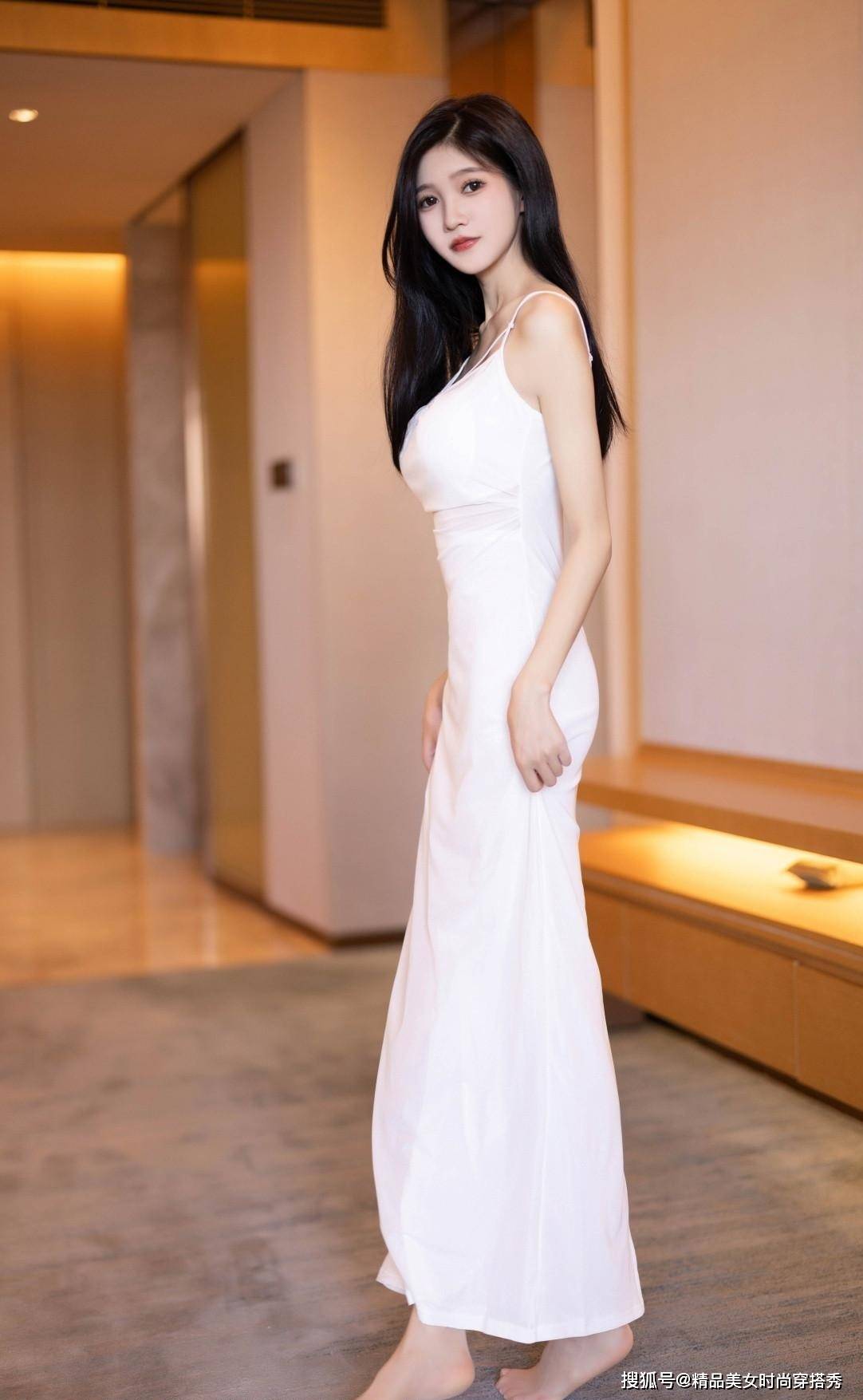 穿上白色吊带裙的美女气质出众,让人无法忽视_女性_魅力_女神
