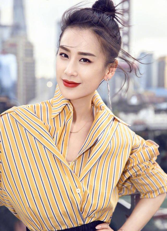 她不仅演技非常好,还发过个人专辑《黄圣依同名专辑》