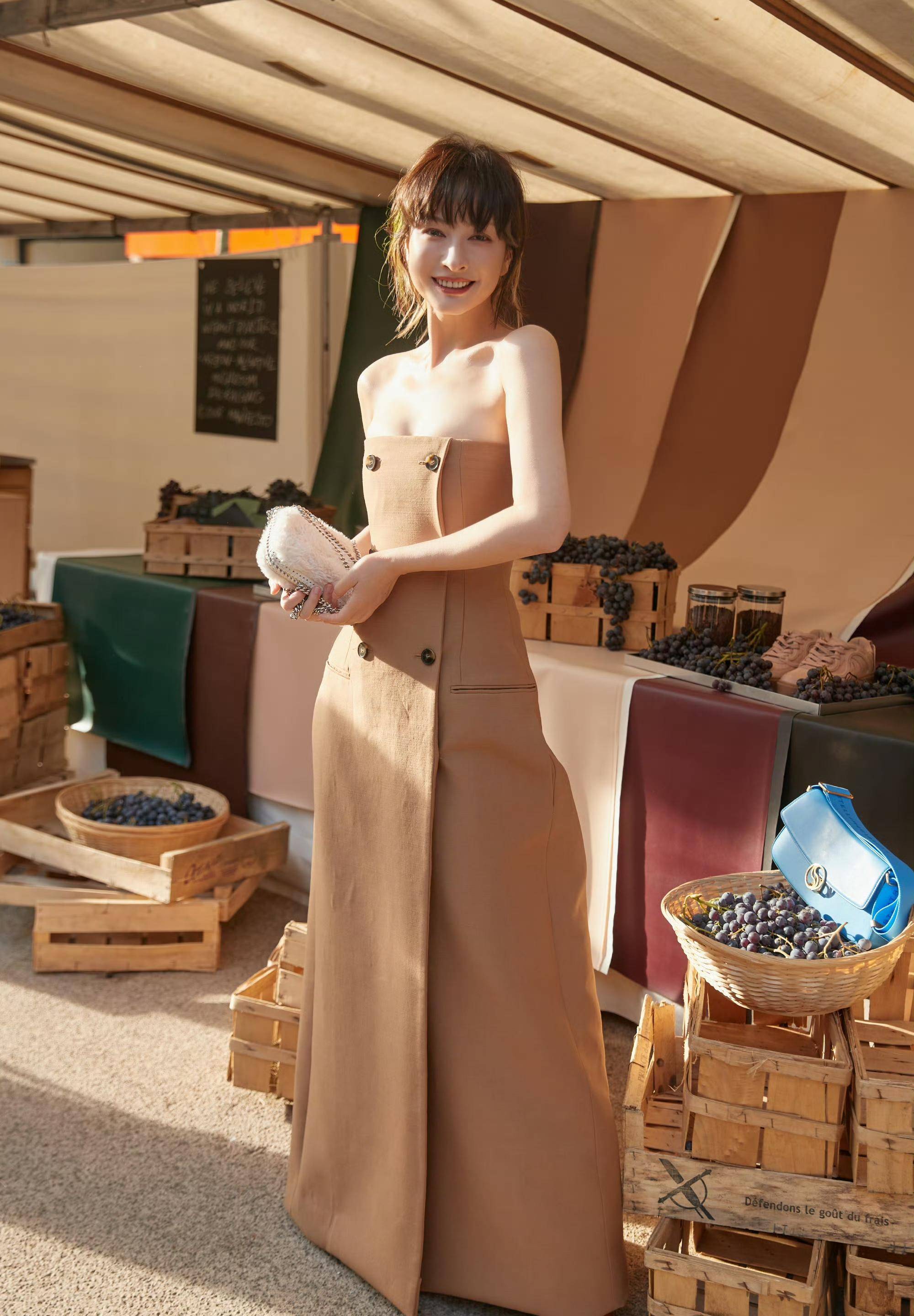 吴昕巴黎杀疯了,沙漏腰,直角肩难掩好身材,主持人气质艳压群芳_连衣裙