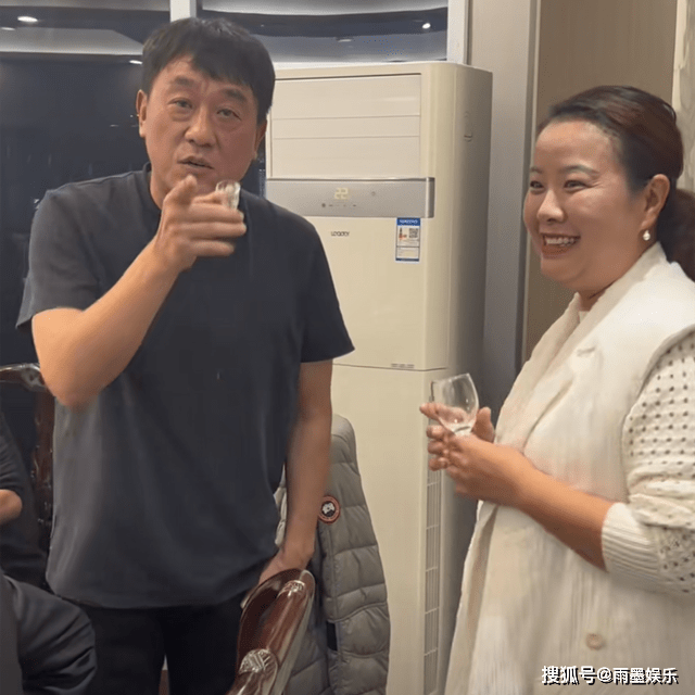 55岁何冰现身私人聚会!