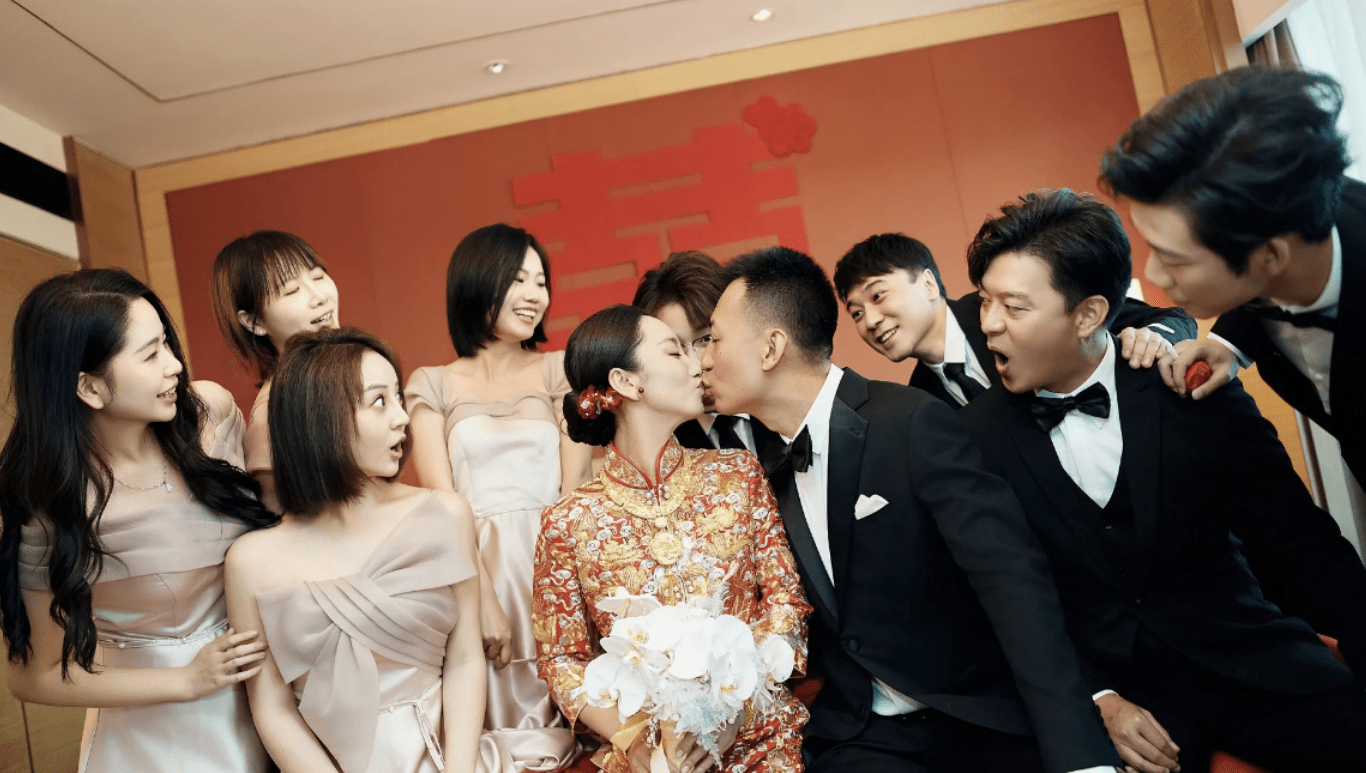 演员董晴举办婚礼,闺蜜谭松韵接到手捧花,黄晓明上台送