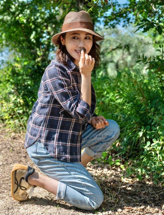 52岁黎姿去大山野岭体验大自然生活,通过狗狗找黑松露,呼吁珍惜地球上