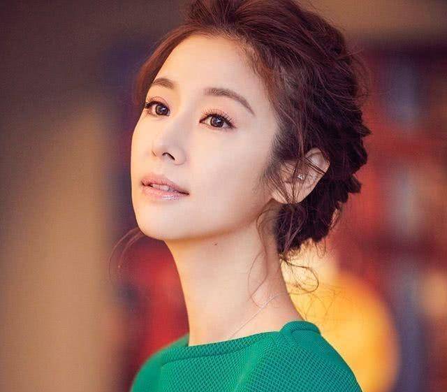 42岁林心如只是扎丸子头发嫩得好像19岁!