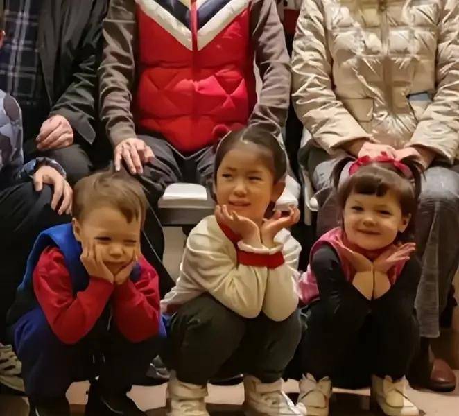 撒贝宁全家福罕见曝光,李白表态引发热议,43岁妹妹高颜值抢镜_小洒