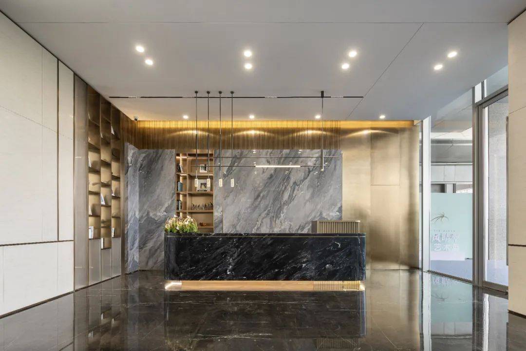 庄严又不失美感;进口意大利云灰定制吧台,搭配蓝金沙人造岩板背景墙