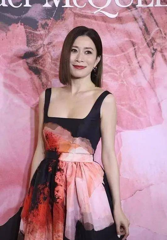 1975 年的佘诗曼是什么样子?