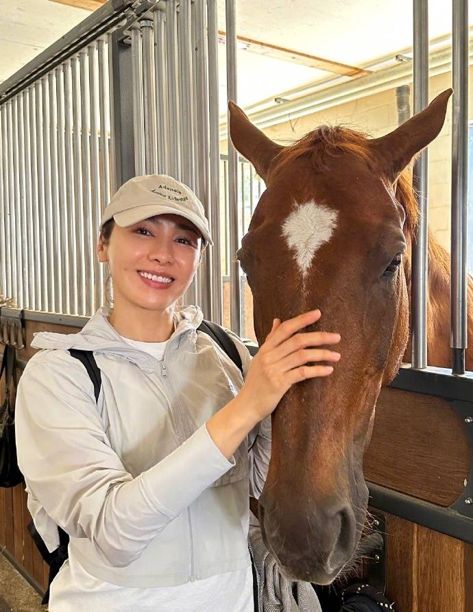 52岁黎姿去大山野岭体验大自然生活,通过狗狗找黑松露,呼吁珍惜地球上