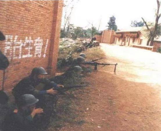 1992年两千名警员突击平远街,缴获4万多发子弹,场面堪比打仗_毒贩_余