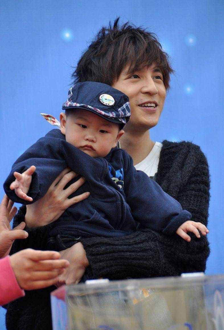 薛之谦竟然有儿子了?_消息_小事_家庭