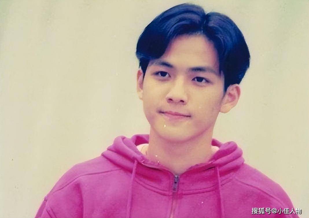 钟汉良也只是个伴舞.好不容易见到了"当红炸子鸡"郭富城等人.