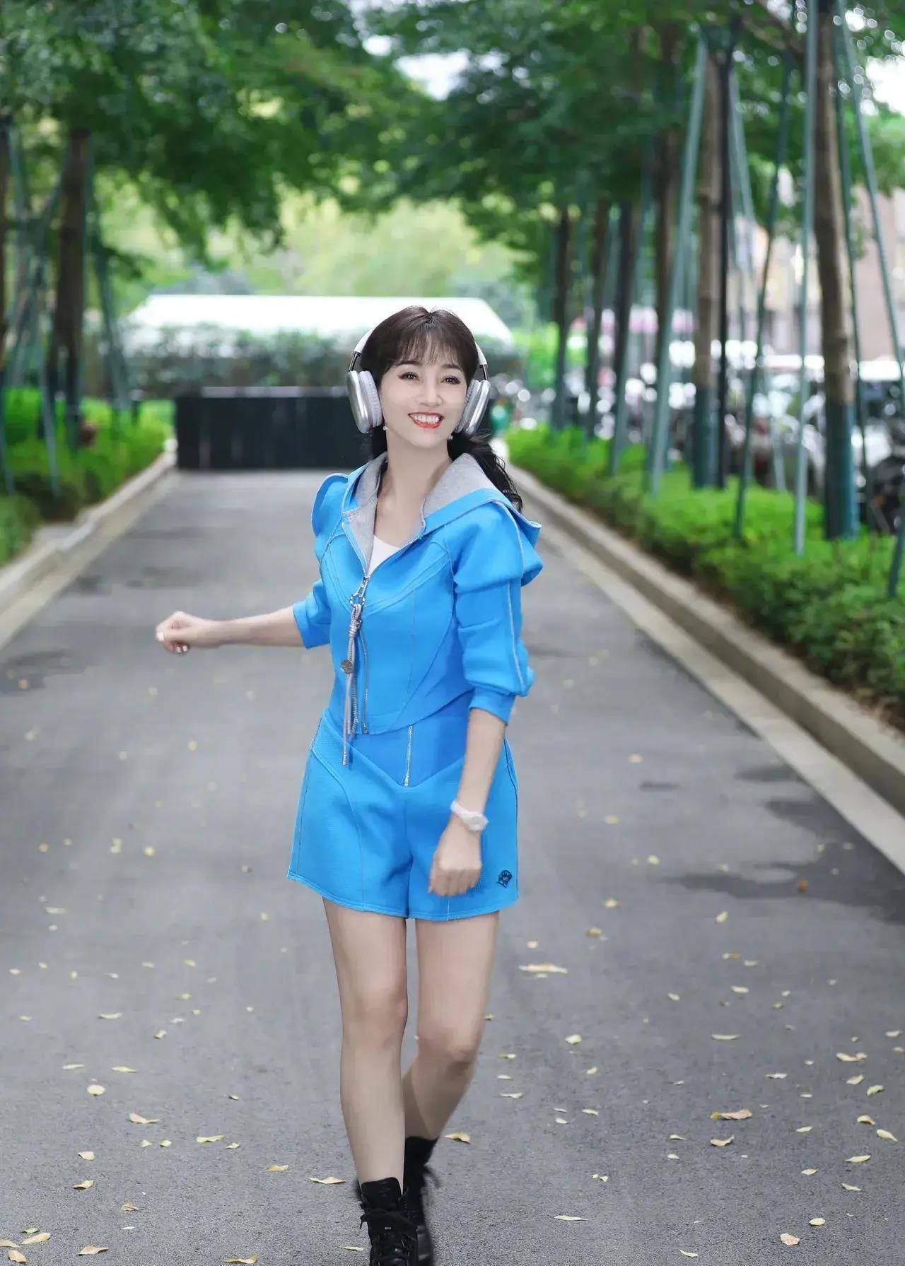 70岁赵雅芝变身运动少女,因修图用力过猛,评论区出现一边倒_网友_生活