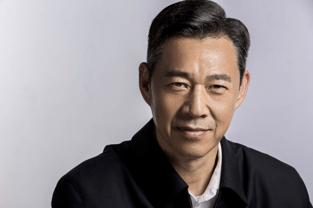 男人就像酒,越老越有味道,张丰毅这瓶67年的陈酿,如今依旧帅气