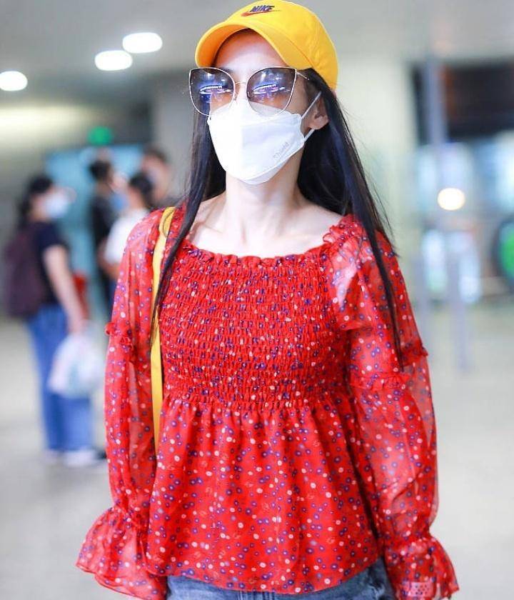 "刷"牛仔短裤搭配红色上衣,黄圣依尽显辣妈风范!_时尚_气质_衣服