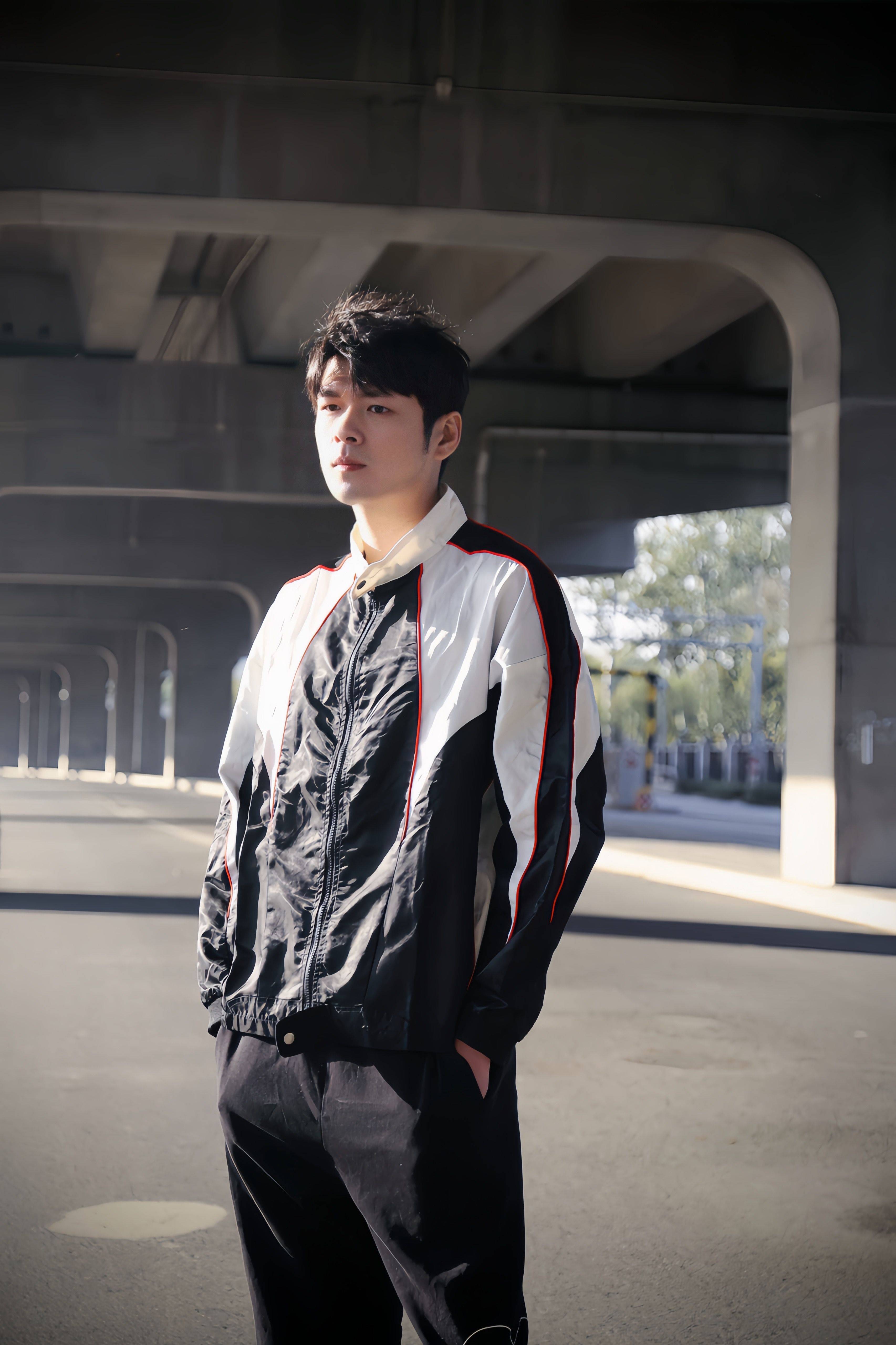 盛英豪最新写真大片 光影中漫步率真明朗～_作品_搭档_电影