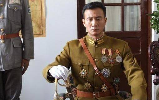 听完王树常的一番话,张学良感动不已,其他的几个大将于学忠,邹作华几