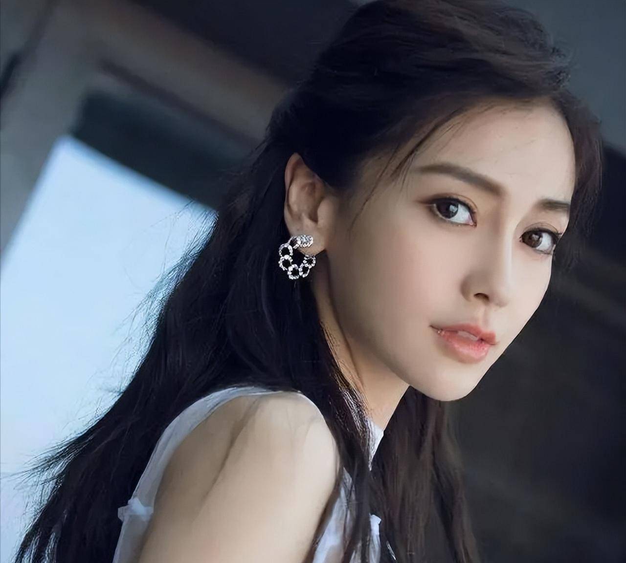 angelababy没有被封杀?登上外刊强势复出,外媒对其评价太讽刺!