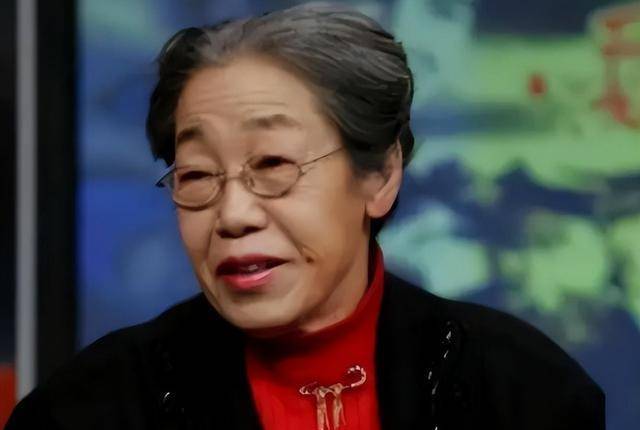 丈夫是副院长,女婿是著名演员,她是艺术家,老年捡垃