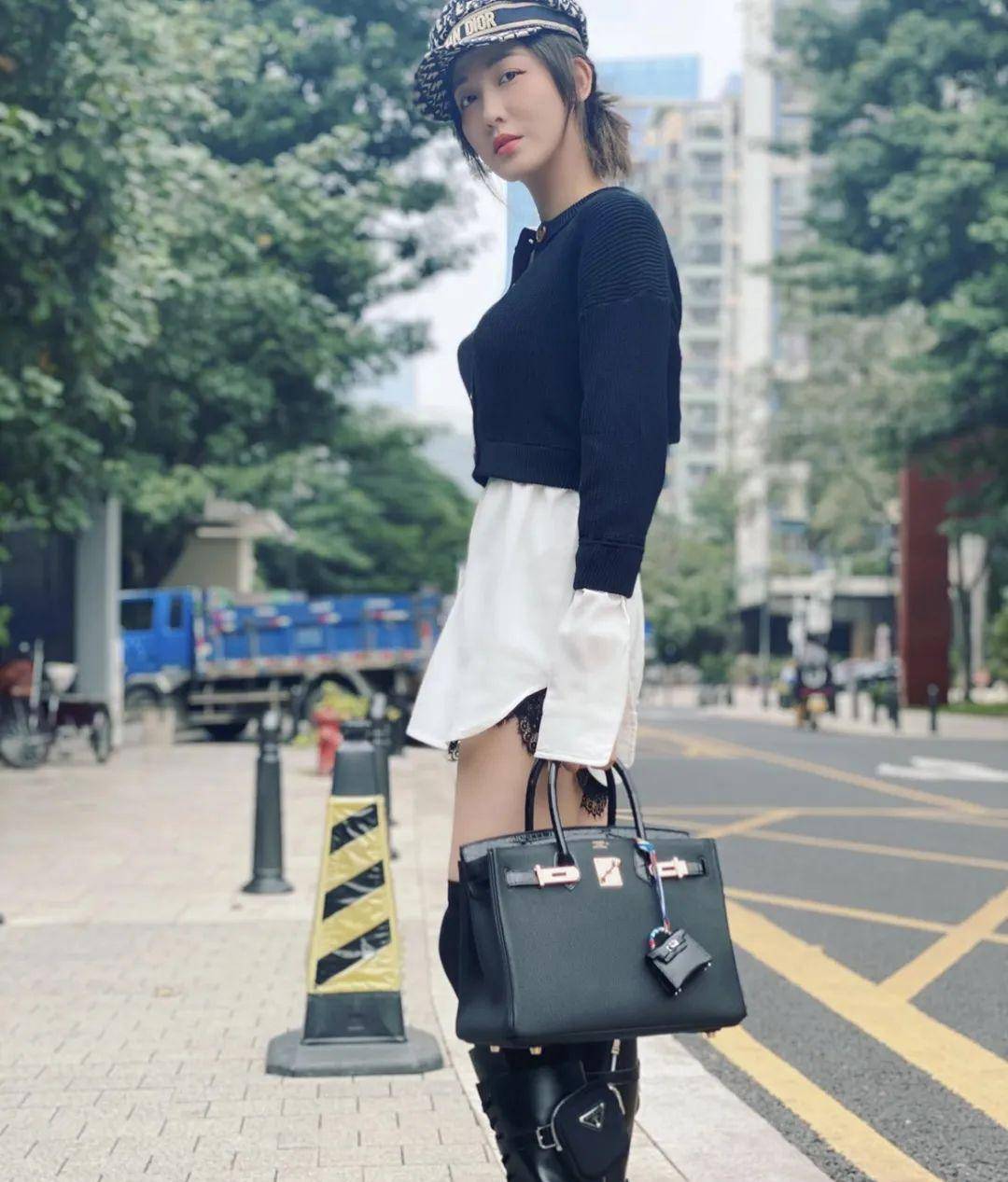 李彩桦拎40万爱马仕包包当"狗篮子",坐拥12个物业,身家逾两亿