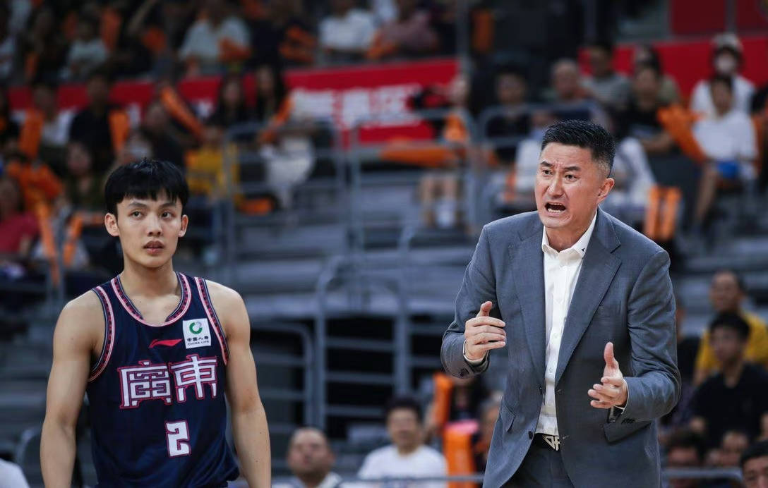 陈国豪入选男篮"人才库",回归广东队没戏了!_北控_球员_张镇