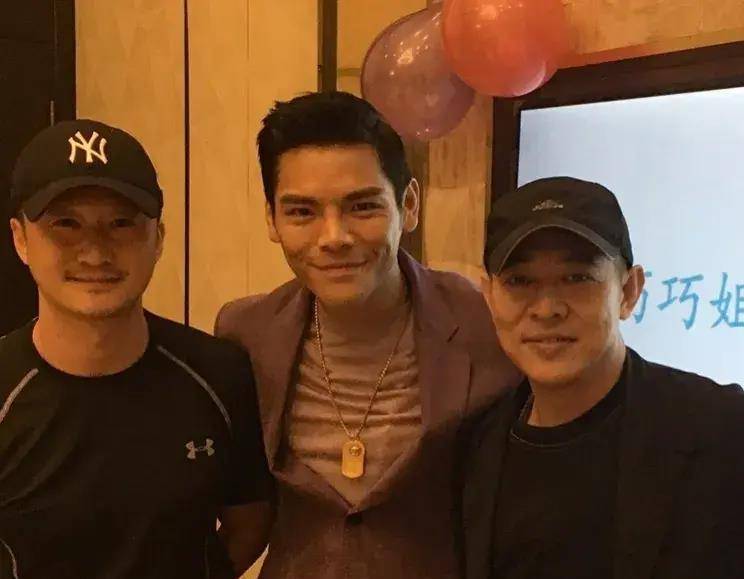 向佐晒李连杰合影,李连杰染黄棕色头发,网友:给向太请安了吗_照片