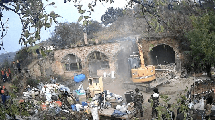 村民称山西吕梁一煤矿采空区上方民宅被强拆,牛棚旁搭板房度日_海生