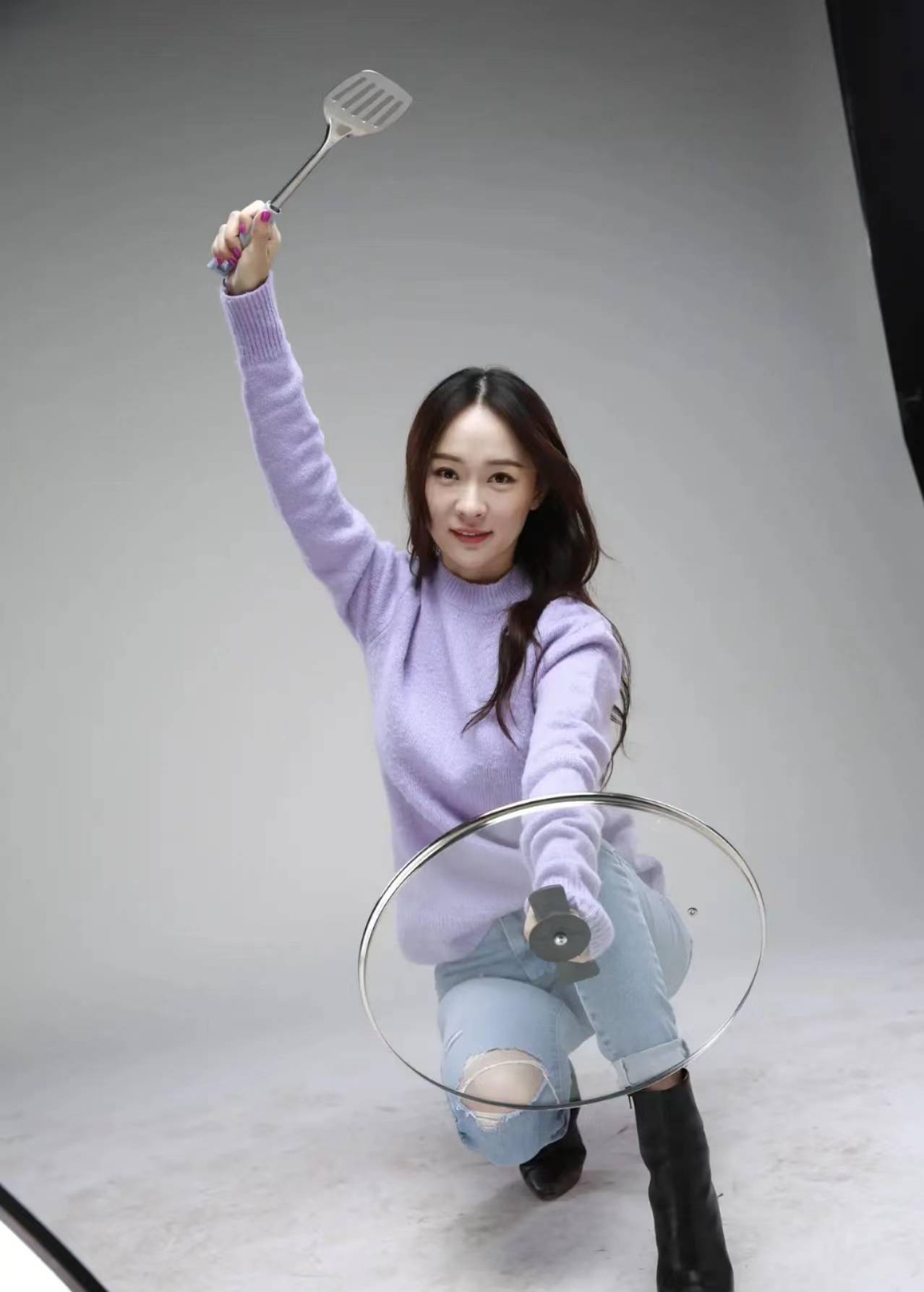 霍思燕的工作照,瘦了穿紧身裤腿真细长,就是毛衣磨起球好寒酸!